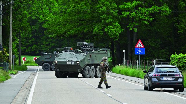 Belgische Soldaten kontrollieren im Mai 2021 im Nationalpark Hoge Kempen ein Fahrzeug. Als ein radikalisierter Soldat schwer bewaffnet untergetaucht war, lief im ganzen Land eine groß angelegte Fahndung von Polizei und Militär an. Foto: picture alliance/dpa/BELGA/Eric Lalmand