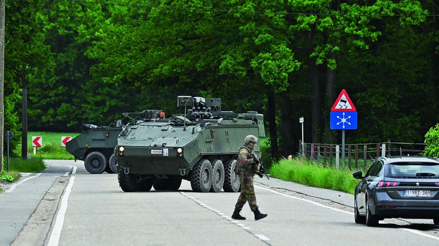 Belgische Soldaten kontrollieren im Mai 2021 im Nationalpark Hoge Kempen ein Fahrzeug. Als ein radikalisierter Soldat schwer bewaffnet untergetaucht war, lief im ganzen Land eine groß angelegte Fahndung von Polizei und Militär an. Foto: picture alliance/dpa/BELGA/Eric Lalmand