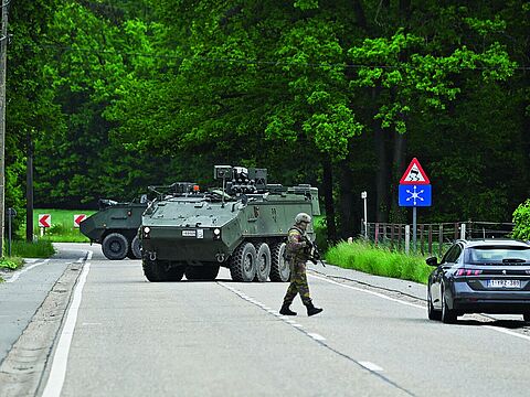 Belgische Soldaten kontrollieren im Mai 2021 im Nationalpark Hoge Kempen ein Fahrzeug. Als ein radikalisierter Soldat schwer bewaffnet untergetaucht war, lief im ganzen Land eine groß angelegte Fahndung von Polizei und Militär an. Foto: picture alliance/dpa/BELGA/Eric Lalmand