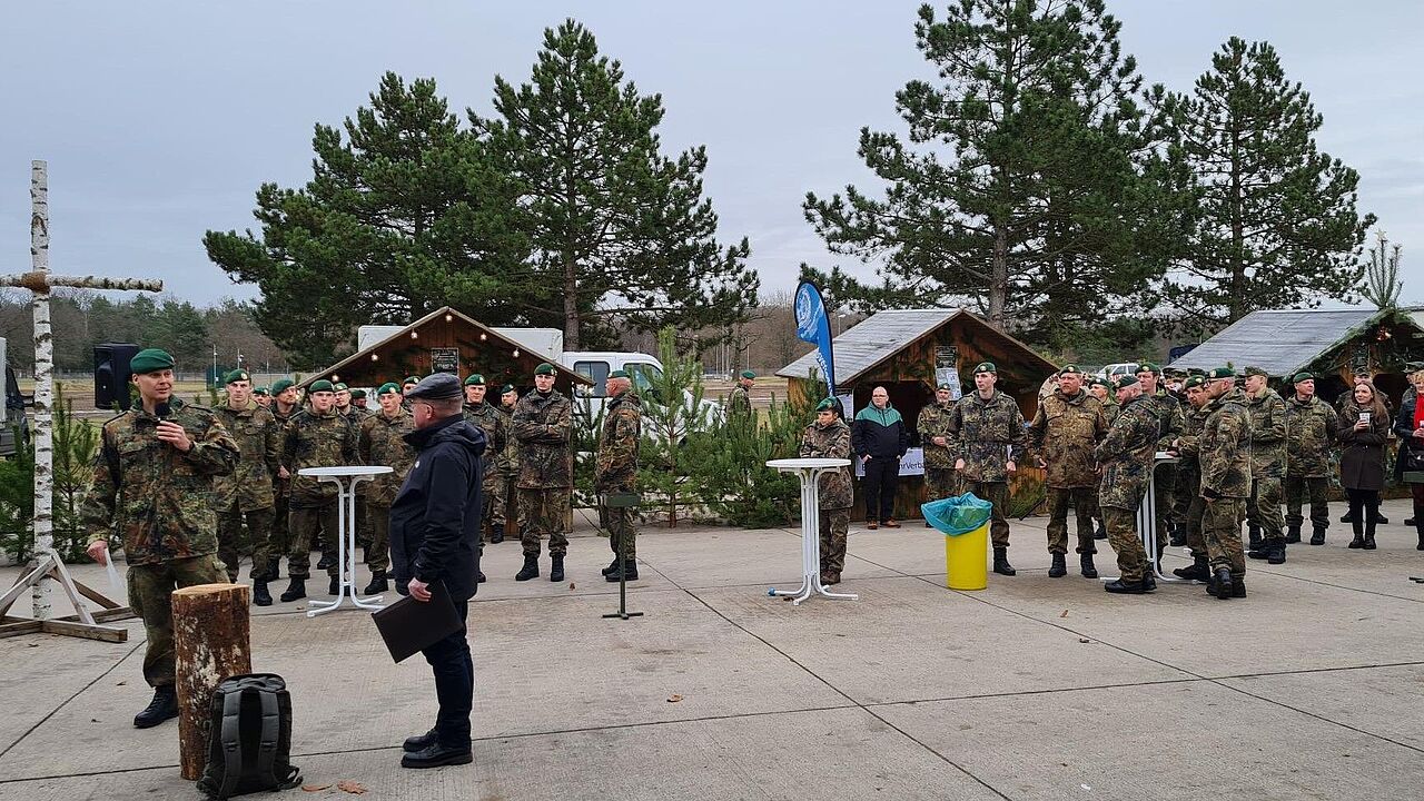 Gemeinsam mit dem evangelischen Standortpfarrer Jörg Adomat eröffnete der Kommandeur des Jägerbataillons 413, Oberstleutnant Joachim Ruthe den Weihnachtsmarkt in der Ferdinand-von-Schill-Kaserne. Foto: Michael Edlinger
