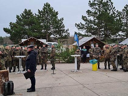 Gemeinsam mit dem evangelischen Standortpfarrer Jörg Adomat eröffnete der Kommandeur des Jägerbataillons 413, Oberstleutnant Joachim Ruthe den Weihnachtsmarkt in der Ferdinand-von-Schill-Kaserne. Foto: Michael Edlinger