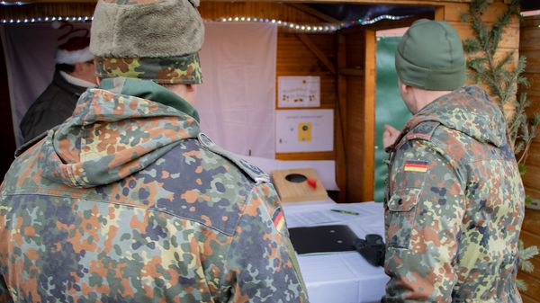 Viel Geschicklichkeit war beim Wurfsäckchenspiel am Stand der StOKa Leipzig beim Weihnachtsmarkt in der General-Olbricht-Kaserne gefragt. Foto: Ausbildungskommando des Heeres