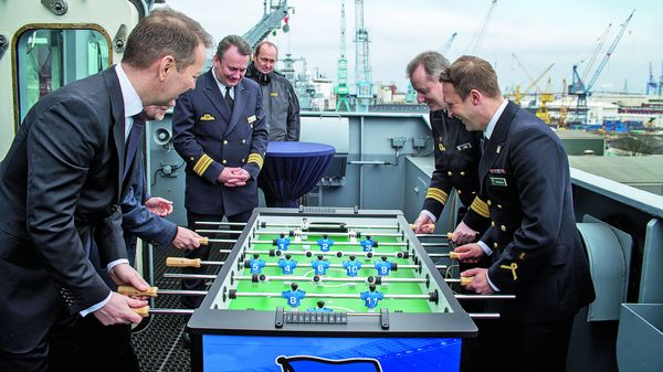 2018 übergab eine Delegation von Hertha BSC dem Einsatzgruppenversorger Berlin einen blau-weißen Tischkicker. Foto: DBwV/Yann Bombeke