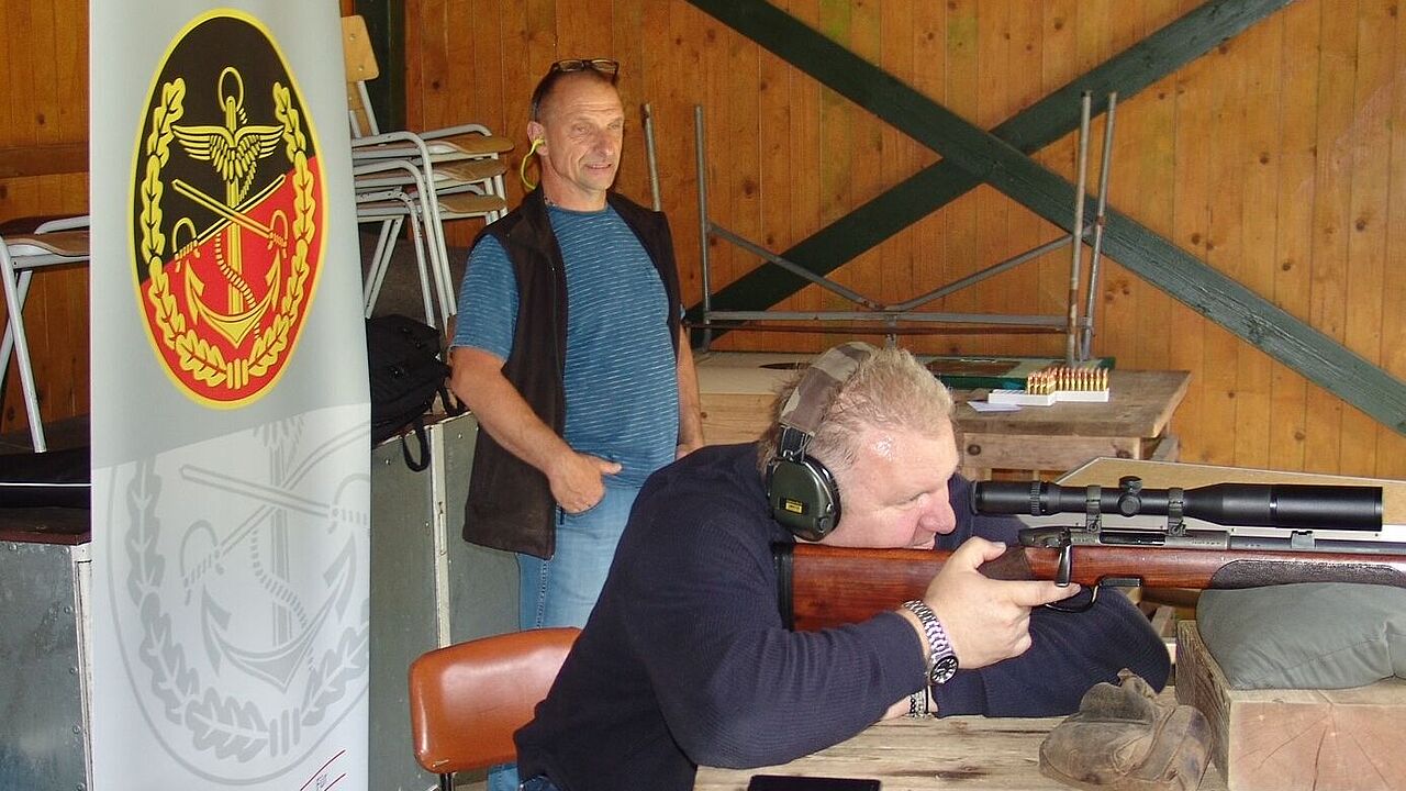 Mit voller Konzentration konnten Stabsunteroffizier Jens Tauscher die Schießübungen beim Pokalschießen der sKERH Chemnitz absolvieren. Foto: Wolfgang Mehner