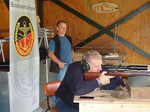 Mit voller Konzentration konnten Stabsunteroffizier Jens Tauscher die Schießübungen beim Pokalschießen der sKERH Chemnitz absolvieren. Foto: Wolfgang Mehner