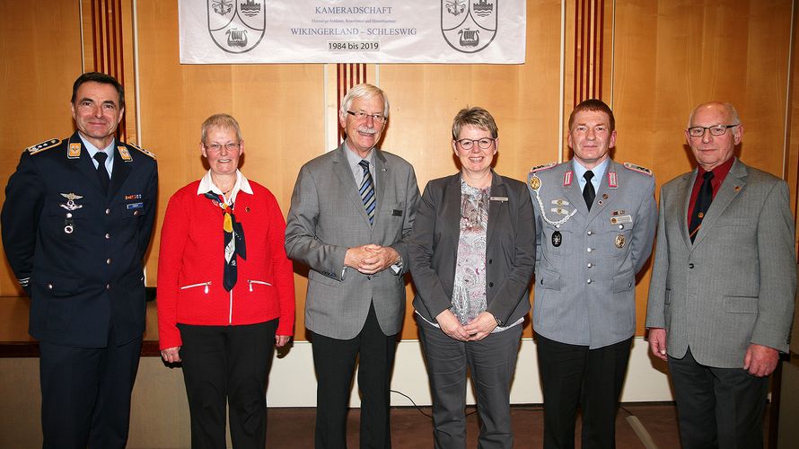 (v.l.): Oberst Kristof Conrath, Erika Schwarz, Ulrich Brüggemeier, Susanne Ross, Gerd Dombrowski und Jürgen Schwarz. Foto: DBwV/LV Nord