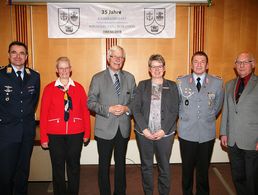 (v.l.): Oberst Kristof Conrath, Erika Schwarz, Ulrich Brüggemeier, Susanne Ross, Gerd Dombrowski und Jürgen Schwarz. Foto: DBwV/LV Nord