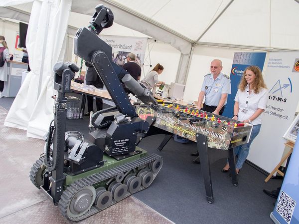 Auch Kampfmittelräumroboter tEODor versuchte sich am DBwV-Kicker. Wer das Spiel gewann, ist nicht überliefert. Foto: DBwV/Bombeke