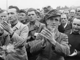 Aus sowjetischer Kriegsgefangenschaft heimgekehrte Männer applaudieren während ihre Begrüßung im Lager Friedland (Archivfoto vom 09.10.1955).