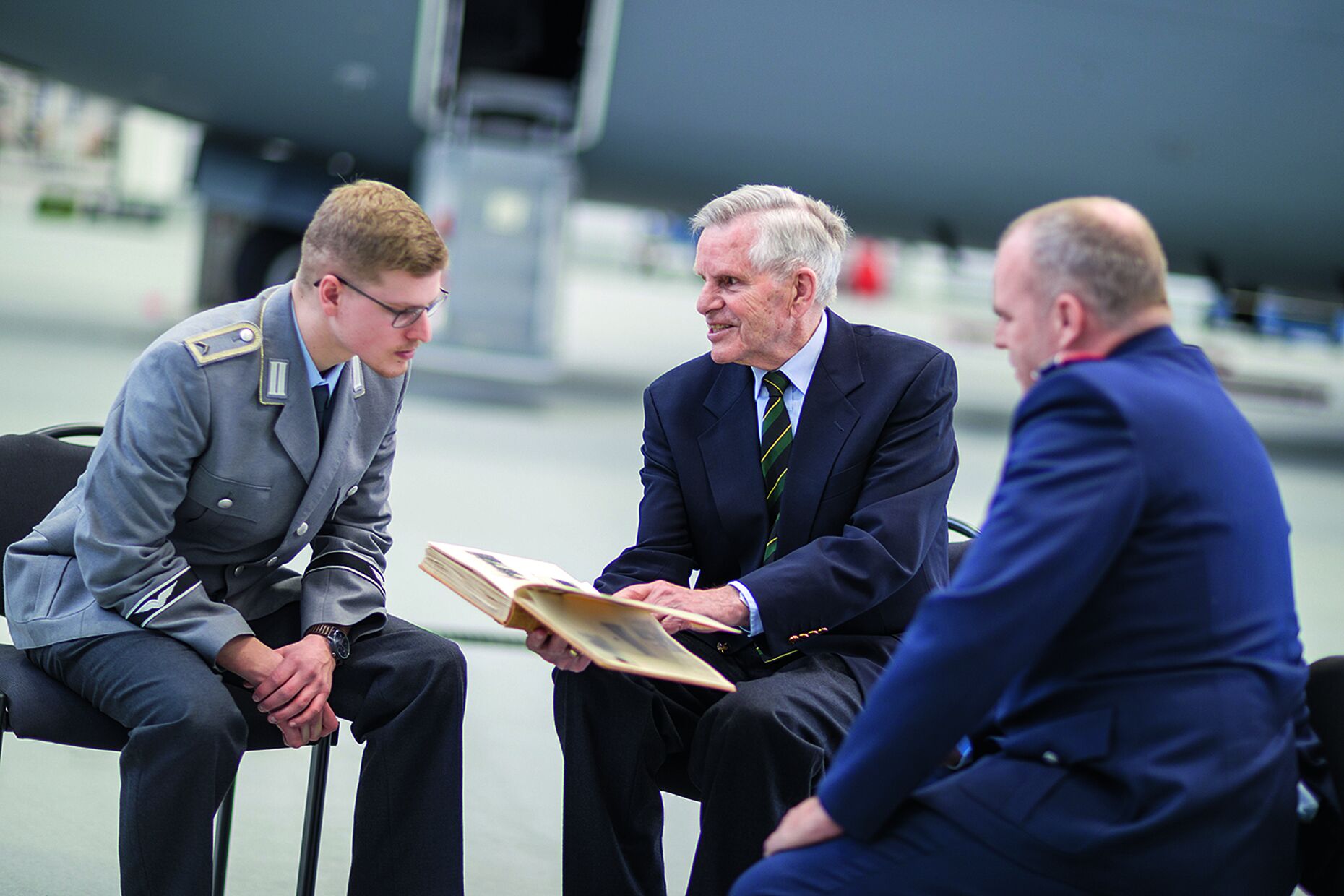 Die Luftwaffe und die Kameradschaft in der Truppe faszinieren alle Generationen gleichermaßen – und sind immer wieder wichtiger Bestandteil der Gespräche untereinander. Fotos: Bundeswehr/Jonas Weber