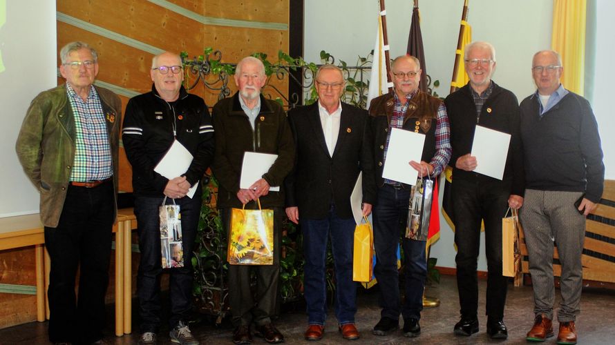 Vorsitzender Klaus Schwarzenberger (v.l.) mit den Geehrten Walter Dennerlein, Hans Roth, Hartmut Bossert, Rudi Schierghofer, Peter Koch sowie Stellvertreter Johannes Kampfl  Foto: KERH BGL 