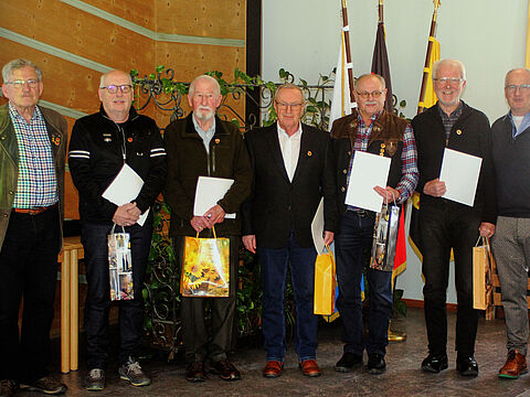 Vorsitzender Klaus Schwarzenberger (v.l.) mit den Geehrten Walter Dennerlein, Hans Roth, Hartmut Bossert, Rudi Schierghofer, Peter Koch sowie Stellvertreter Johannes Kampfl  Foto: KERH BGL 