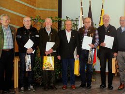 Vorsitzender Klaus Schwarzenberger (v.l.) mit den Geehrten Walter Dennerlein, Hans Roth, Hartmut Bossert, Rudi Schierghofer, Peter Koch sowie Stellvertreter Johannes Kampfl  Foto: KERH BGL 