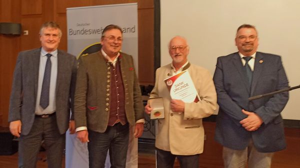 Stabsfeldwebel a.D. Günther Goth erhielt für 30-jährige Mandatsarbeit die Medaille des BundeswehrVerbandes. Foto: we