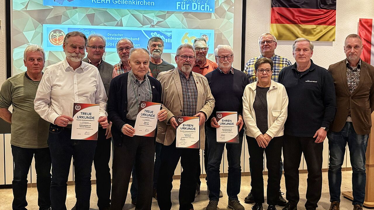 Der Stellvertretende Landesvorsitzende West, Hauptmann a.D. André Häusler (2. von rechts) freute sich inmitten gewählter sowie zuvor ausgezeichneter Kameraden den Reigen der Ehrungen fortsetzen zu können. Treuenadeln und Urkunden gab es auch für Stabshauptmann a.D. Heinrich Thönnissen für 40 Jahre Mitgliedschaft und Major a.D. Rainer Oche für 25 Jahre Mitgliedschaft. Foto: KERH Geilenkirchen