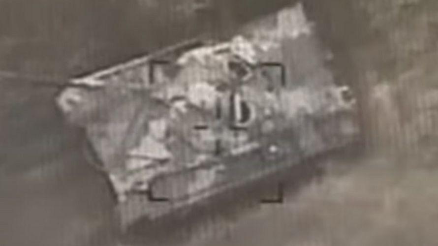 Dieses vom aserbaidschanischen Verteidigungsministerium veröffentlichte Bild soll zeigen, wie ein armenischer Panzer von einer Drohne zersört wird.
