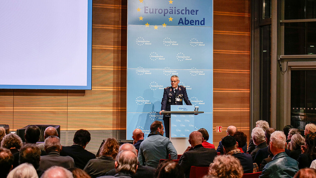 Oberstleutnant i. G. Dr. Detlef Buch, Vorsitzender des Fachbereichs Besoldung, Haushalt und Laufbahnrecht im DBwV, war für einen Spotlight-Beitrag zum 36. Europäischen Abend eingeladen. Foto: dbb/Jan Brenner