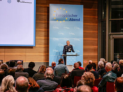 Oberstleutnant i. G. Dr. Detlef Buch, Vorsitzender des Fachbereichs Besoldung, Haushalt und Laufbahnrecht im DBwV, war für einen Spotlight-Beitrag zum 36. Europäischen Abend eingeladen. Foto: dbb/Jan Brenner