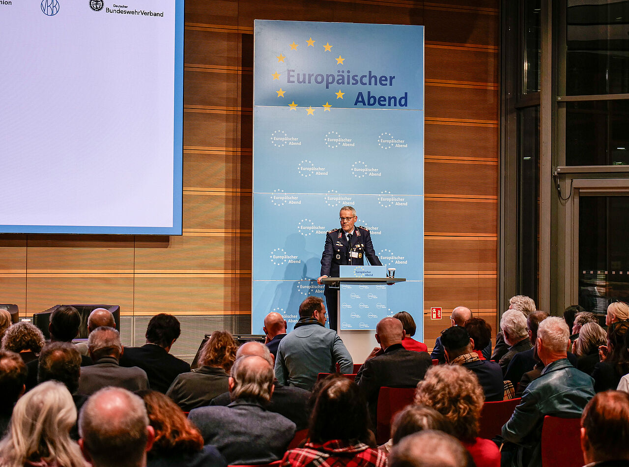 Oberstleutnant i. G. Dr. Detlef Buch, Vorsitzender des Fachbereichs Besoldung, Haushalt und Laufbahnrecht im DBwV, war für einen Spotlight-Beitrag zum 36. Europäischen Abend eingeladen. Foto: dbb/Jan Brenner