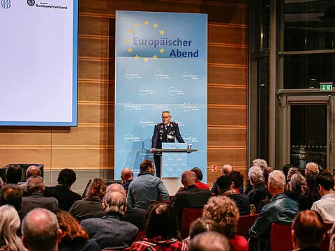Oberstleutnant i. G. Dr. Detlef Buch, Vorsitzender des Fachbereichs Besoldung, Haushalt und Laufbahnrecht im DBwV, war für einen Spotlight-Beitrag zum 36. Europäischen Abend eingeladen. Foto: dbb/Jan Brenner