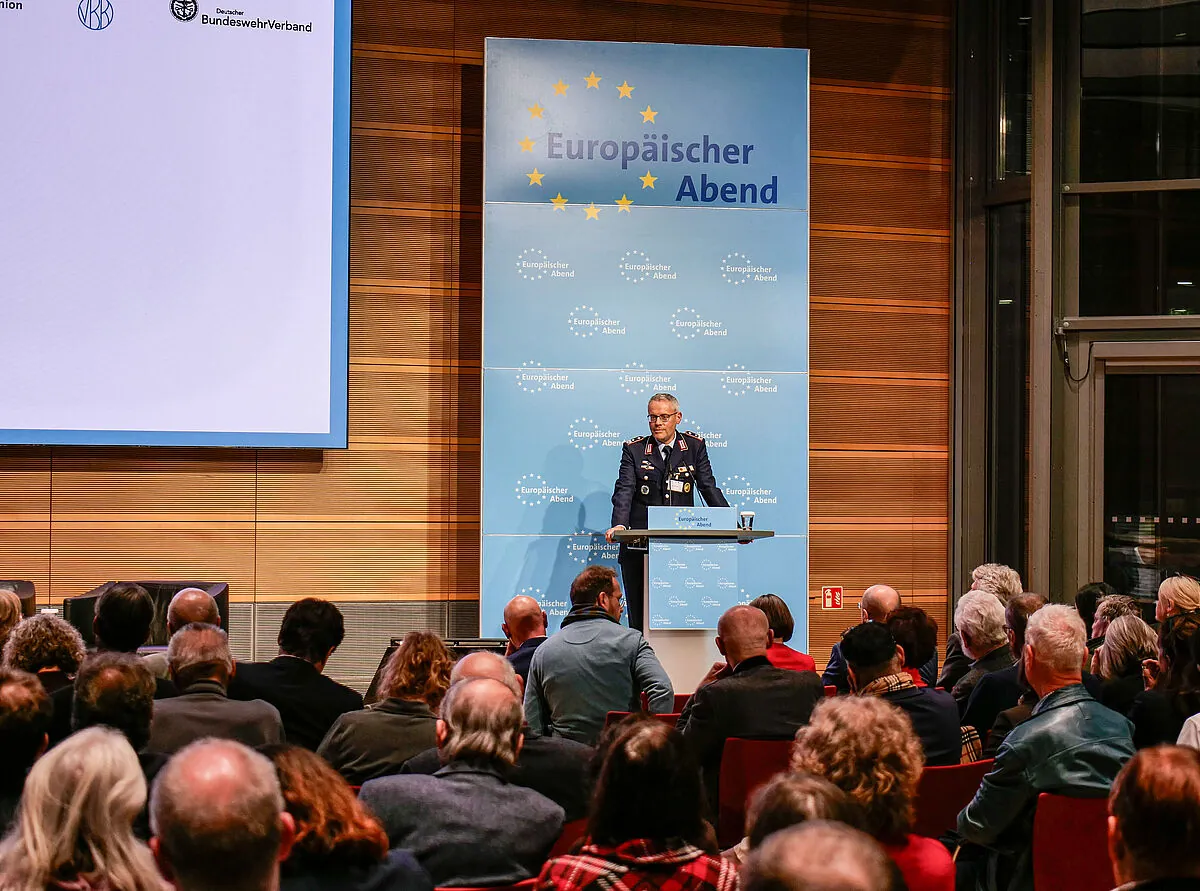 Oberstleutnant i. G. Dr. Detlef Buch, Vorsitzender des Fachbereichs Besoldung, Haushalt und Laufbahnrecht im DBwV, war für einen Spotlight-Beitrag zum 36. Europäischen Abend eingeladen. Foto: dbb/Jan Brenner