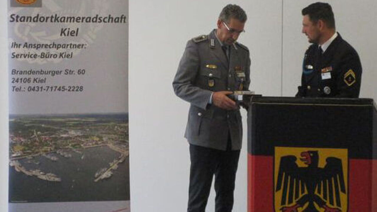 Robert Paulke (r.) dankte Oliver Sekuli für seinen Vortrag. Foto: LV Nord