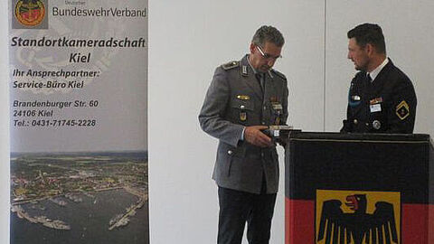 Robert Paulke (r.) dankte Oliver Sekuli für seinen Vortrag. Foto: LV Nord