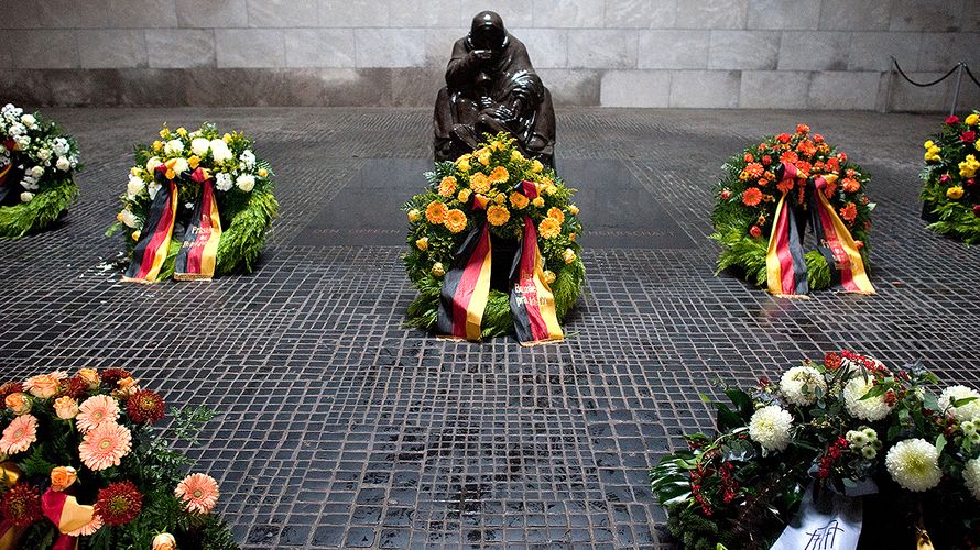 Kränze zum Gedenken an die Opfer von Krieg und Gewaltherrschaft in der Neuen Wache in Berlin vor der Pieta, einer Skulptur von Käthe Kollwitz. Archivfoto: Klaus-Dietmar Gabbert/dpa