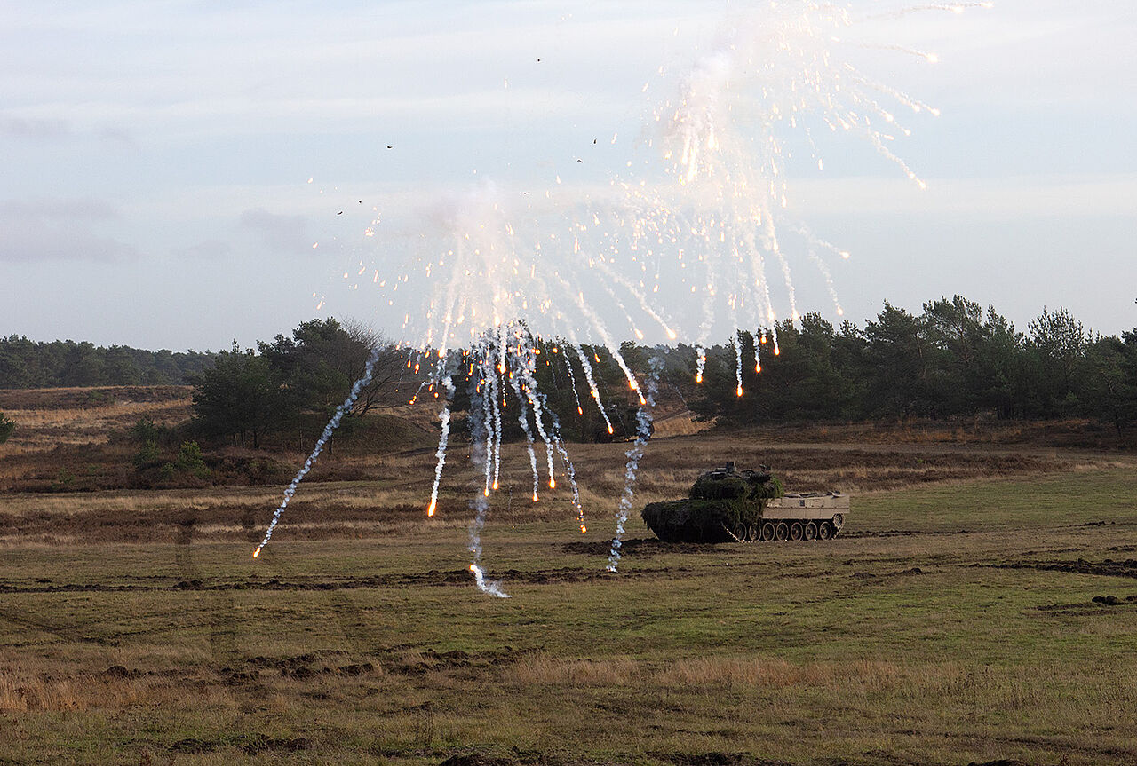 Der Leopard 2 feuert seine Munition ab, in diesem Fall Pyrotechnik. Foto: DBwV/Vieth