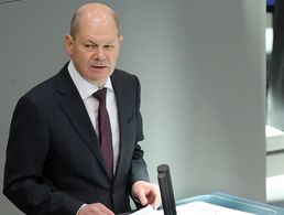 Bundeskanzler Olaf Scholz (SPD) spricht bei seiner Regierungserklärung zum bevorstehenden EU-Gipfel. Foto: picture alliance/dpa | Wolfgang Kumm