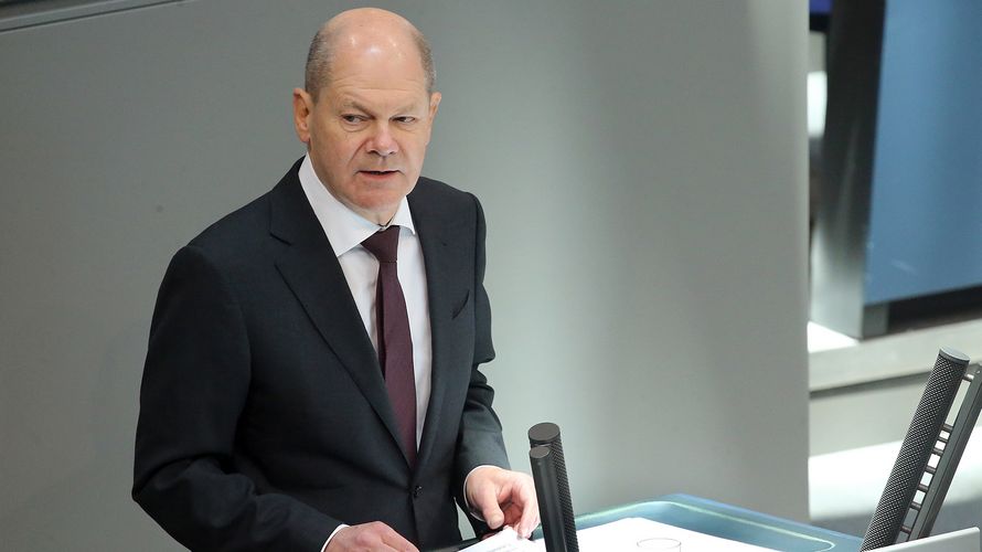 Bundeskanzler Olaf Scholz (SPD) spricht bei seiner Regierungserklärung zum bevorstehenden EU-Gipfel. Foto: picture alliance/dpa | Wolfgang Kumm