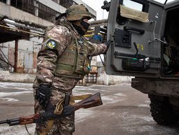 Ein ukrainischer Soldat bereit sich für den Einsatz an der Front vor.  Foto: picture alliance / ZUMAPRESS.com | Ximena Borrazas