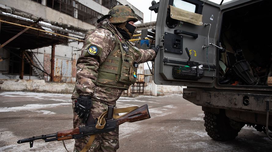 Ein ukrainischer Soldat bereit sich für den Einsatz an der Front vor.  Foto: picture alliance / ZUMAPRESS.com | Ximena Borrazas