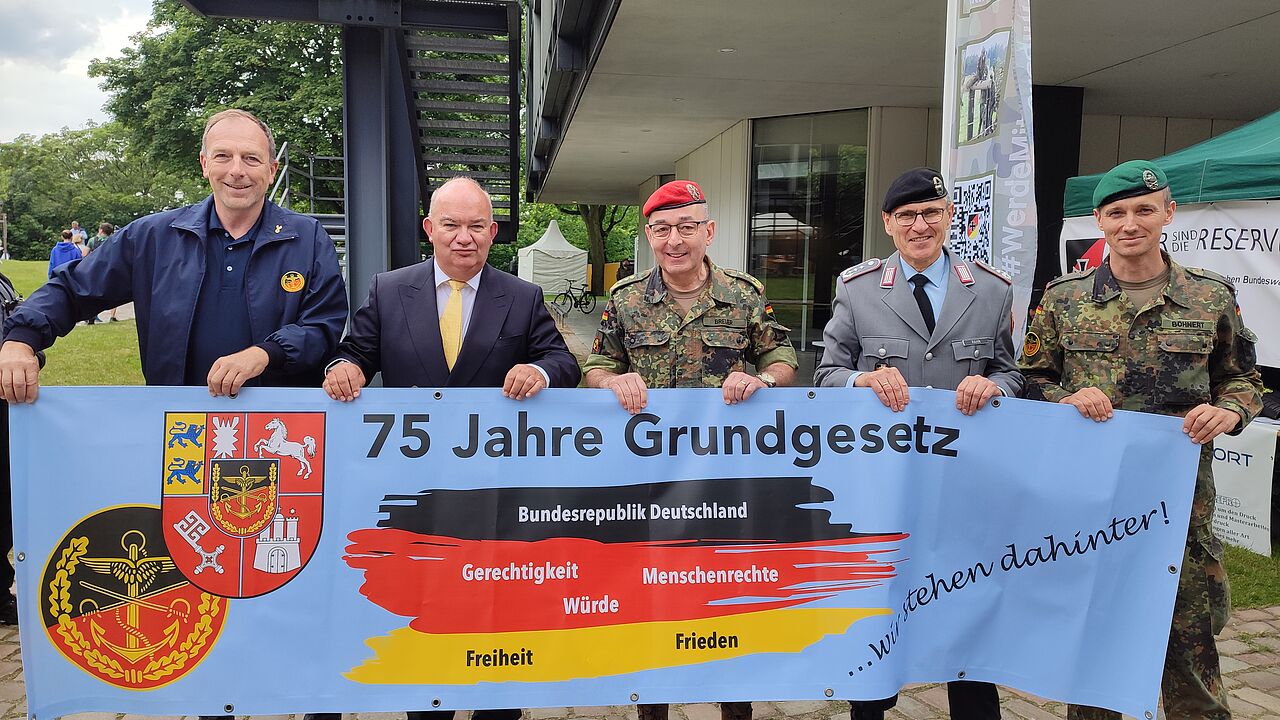 Hauptmann a.D. Dirk Sommer (Bezirksvorsitzender 2, von links) ,  Prof. Dr. Klaus Beckmann (Präsident der Universität) , General Carsten Breuer, Oberst Norbert Rahn (Leiter Studierendenbereich) Oberstleutnant i.G. Marcel Bohnert (Stellvertreter des Bundesvorsitzenden). Foto: DBwV
