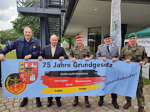 Hauptmann a.D. Dirk Sommer (Bezirksvorsitzender 2, von links) ,  Prof. Dr. Klaus Beckmann (Präsident der Universität) , General Carsten Breuer, Oberst Norbert Rahn (Leiter Studierendenbereich) Oberstleutnant i.G. Marcel Bohnert (Stellvertreter des Bundesvorsitzenden). Foto: DBwV