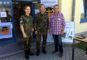 Warben an exponierter Stelle für den DBwV-Familientag: Initiator Oberstabsfeldwebel Frank Blenz (Mitte), Personalratsvorsitzender Oberstleutnant Dirk Drews (l.) und Oberstabsfeldwebel a.D. Clemens Kilb Foto: TruKa ZOpKom