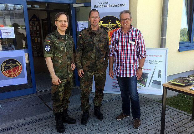 Warben an exponierter Stelle für den DBwV-Familientag: Initiator Oberstabsfeldwebel Frank Blenz (Mitte), Personalratsvorsitzender Oberstleutnant Dirk Drews (l.) und Oberstabsfeldwebel a.D. Clemens Kilb Foto: TruKa ZOpKom