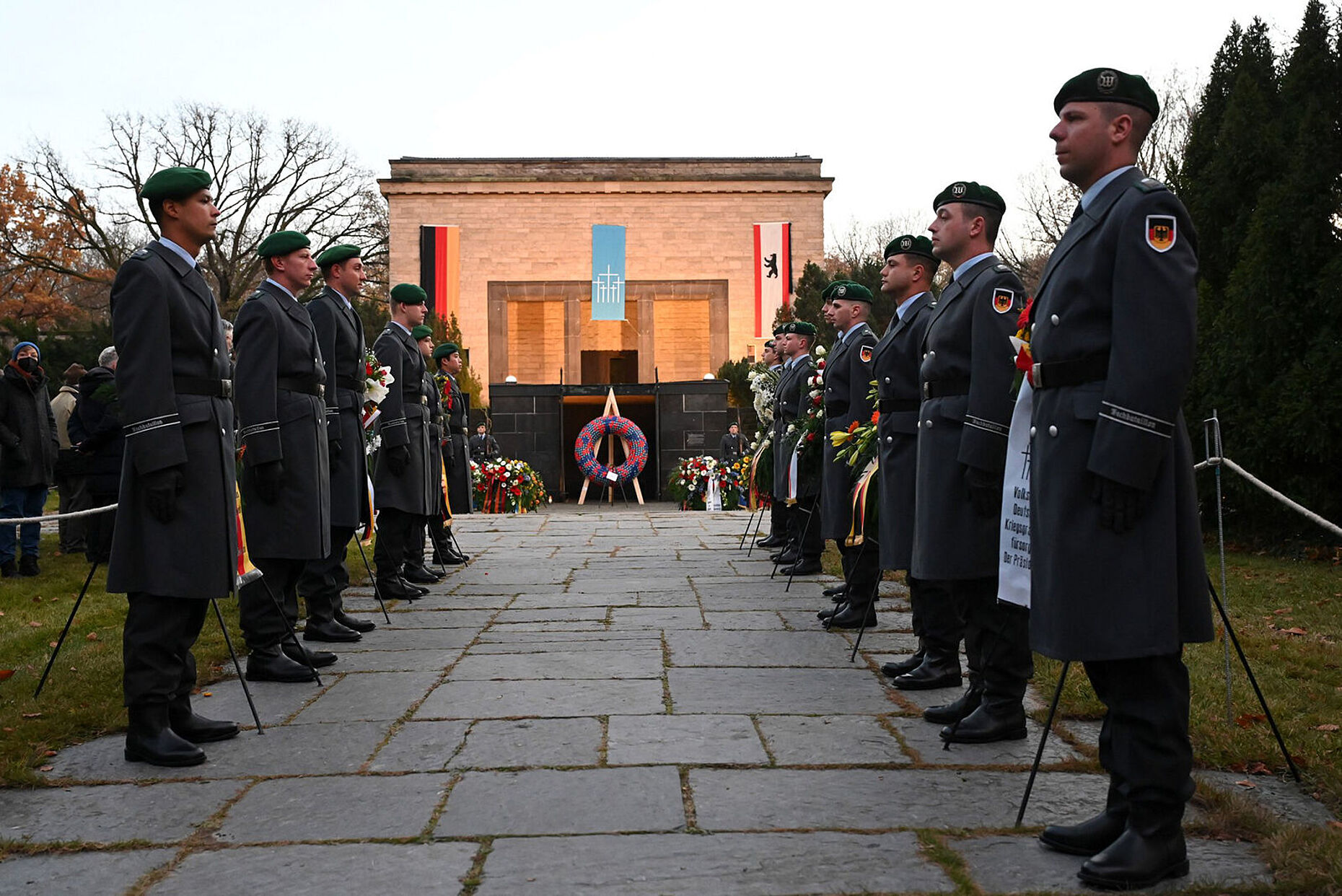 Auf dem ehemaligen Standortfriedhof Lilienthalstraße in Berlin-Neukölln war die internationale Gedenkveranstaltung des Volksbundes Deutsche Kriegsgräberfürsorge. Foto: Volksbund Deutsche Kriegsgräberfürsorge/Uwe Zucchi