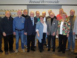 Das Foto zeigt den neuen Vorstand mit den beiden ausgeschiedenen Mitgliedern (links) und dem Bezirksvorsitzenden Bezirk 6 Oberstabsfeldwebel Peter Strauss (rechts) Foto: Eberhard Jansen, Diepholzer Kreisblatt