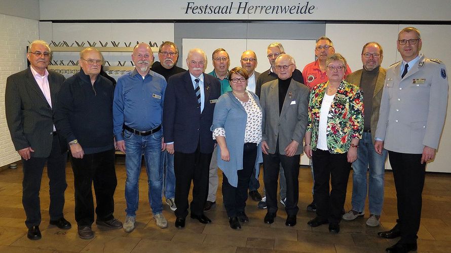 Das Foto zeigt den neuen Vorstand mit den beiden ausgeschiedenen Mitgliedern (links) und dem Bezirksvorsitzenden Bezirk 6 Oberstabsfeldwebel Peter Strauss (rechts) Foto: Eberhard Jansen, Diepholzer Kreisblatt