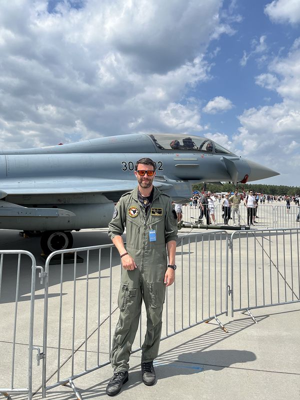 Eurofighter-Pilot "Noble" vor seinem "Arbeitsgerät". Foto: DBwV/Anne Jekien