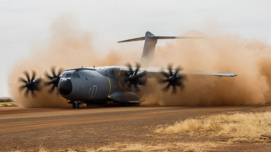 Ein A400M der französischen Luftwaffe auf einer unbefestigten Piste in Mali: Nach der Schließung der Grenzen gibt es nun Streit um angebliche Luftraumverletzungen durch französische Militärflüge. Archivfoto: Etat-major des armées