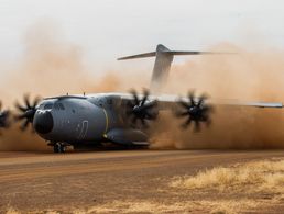 Ein A400M der französischen Luftwaffe auf einer unbefestigten Piste in Mali: Nach der Schließung der Grenzen gibt es nun Streit um angebliche Luftraumverletzungen durch französische Militärflüge. Archivfoto: Etat-major des armées