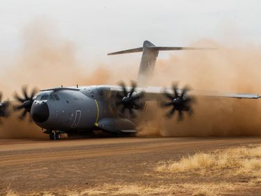 Ein A400M der französischen Luftwaffe auf einer unbefestigten Piste in Mali: Nach der Schließung der Grenzen gibt es nun Streit um angebliche Luftraumverletzungen durch französische Militärflüge. Archivfoto: Etat-major des armées