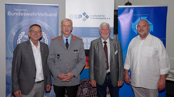 Die Kooperationspartner der sicherheitspolitischen Veranstaltung mit dem Kommandeur der Pionierschule und General der Pioniertruppe (v.l.): Harald Lott (DBwV), Brigadegeneral Uwe A. Becker, Wolfgang Götze (GSP) und Thomas K. Trelle (DWT). Foto: DBwV/Ingo Kaminsky