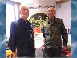 Stabsfeldwebel d.R. Joachim Wiese erhielt vom Bezirksvorsitzenden Harald Lott die Auszeichnung für 60 Jahre Mitgliedschaft im DBwV. Foto: Arved Fritze
