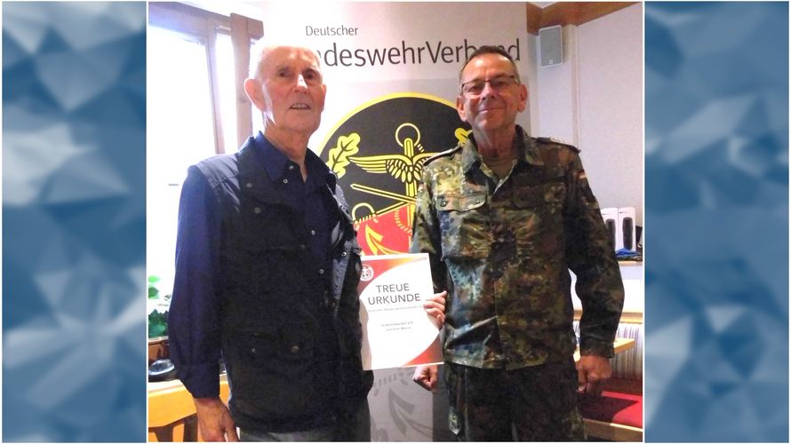 Stabsfeldwebel d.R. Joachim Wiese erhielt vom Bezirksvorsitzenden Harald Lott die Auszeichnung für 60 Jahre Mitgliedschaft im DBwV. Foto: Arved Fritze