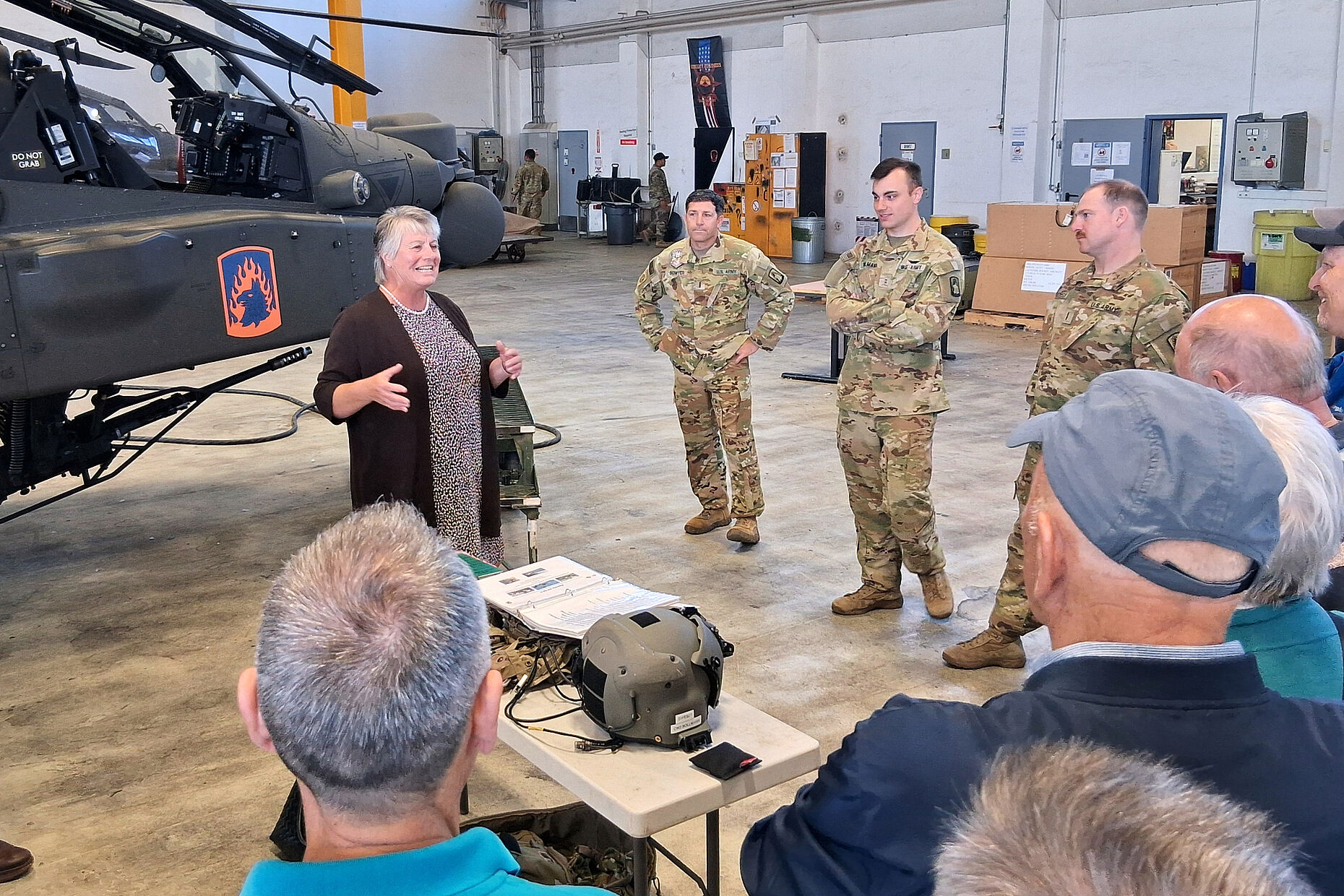 Verbindungsspezialistin Moser führte die Besucher durch die Besichtigung – hier am AH-64 Apache. Foto: Robert Wechsler