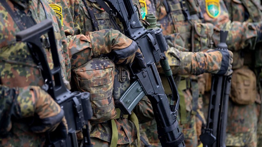Soldaten stehen 2 bei einer Übung mit G36 Gewehren. Foto: picture alliance/dpa/Monika Skolimowska