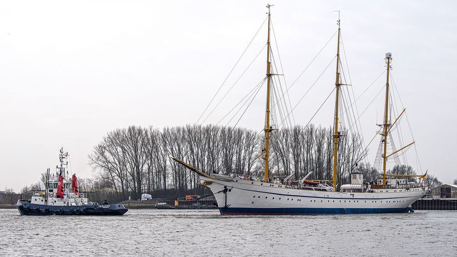 Im März vergangenen Jahres hatte die "Gorch Fock" nach langer Werftliegezeit endlich wieder Wasser unterm Kiel. Die Sanierung hat nun ein juristisches Nachspiel. Foto: dpa/picture alliance